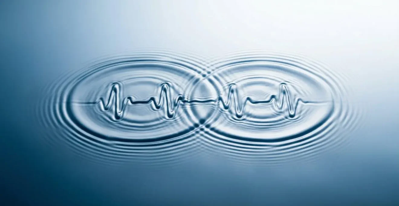 Représentation abstraite d'ondes cardiaques synchronisées avec des motifs lumineux harmonieux