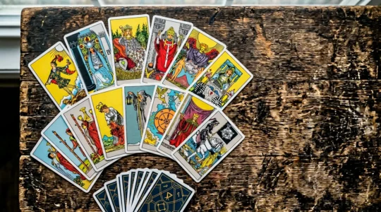 Illustration montrant une composition de cartes de tarot Rider-Waite Smith avec leurs scènes colorées et détaillées