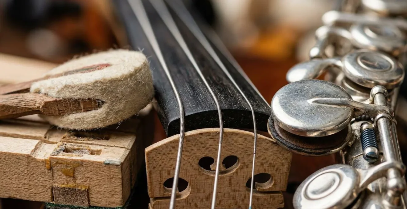 Vue macro de différents instruments de musique symbolisant la diversité des canaux intuitifs